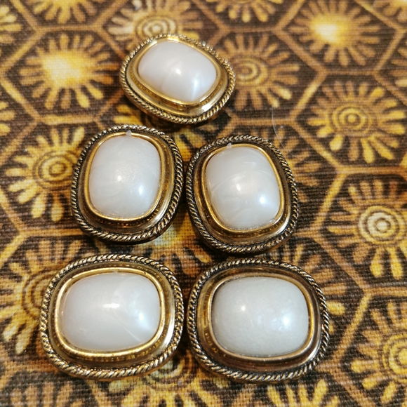 Set of Five Gold Tone and Pearlized Plastic Vintage Button Covers - Picture 9 of 11